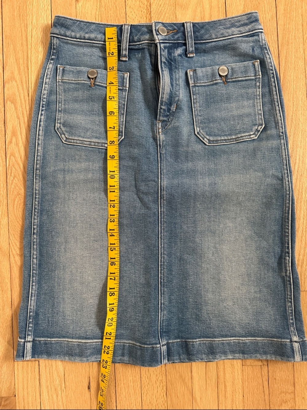 5 for $25 // Banana Republic light wash patch pocket denim midi skirt size 4 - Picture 4 of 8